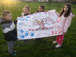 Laïcité sur fond de valeurs républicaines et Marseillaise interprétée par les écoliers. 