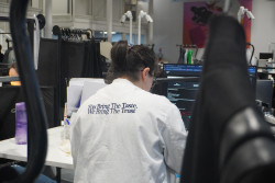 Chaque pièce européenne vendue sur Vestiaire Collective est authentifiée et préparée dans son centre de Tourcoing. © Aletheia Press / L. Péron Vranesic