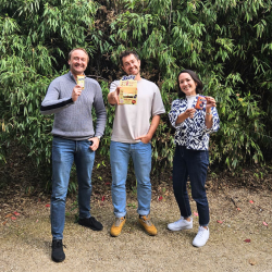 Les trois fondateurs de Reify : Paul McKey, Geoffrey Costilhes et Sabrina Furusawa ont lancé une barre protéinée salée, 100 % végétale et Nutri-Score A, avec l’ambition de créer une nouvelle catégorie de snacking. © Reify