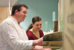 Michel-Pierre Faucon, enseignant-chercheur, et Julie Lemoine, médiatrice scientifique, présentant la scénographie. ©Aletheia Press / B.Delabre