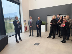 Au micro, le président de Matra Electronique, Fédéric Wimot, présentant l'entreprise à Catherine Vautrin. 