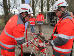 Le technicien suit en temps réel sur son écran, l’avancée du drone dans les canalisations.