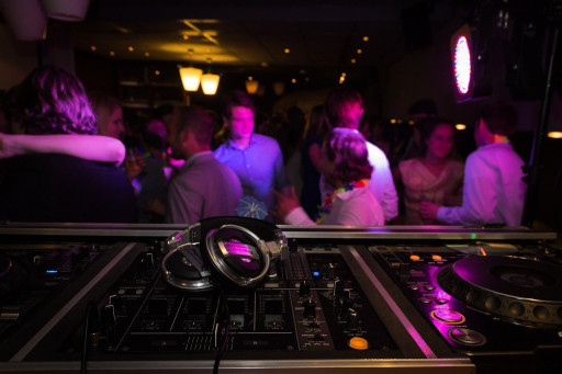 Un an de Covid : quel avenir pour les discothèques ?