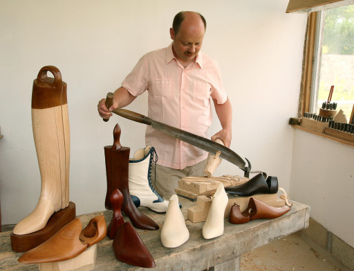 A Troësnes, l’un des derniers formier-embauchoiristes de France