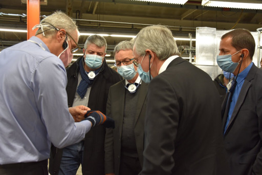 Le préfet visite la société «Tricotage des Vosges»