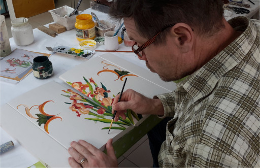 Gilles Legras, de L'Atelier des cerisiers, relooke les meubles