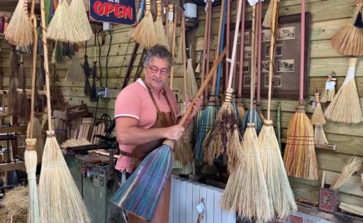 Rainfreville : Avec La Balaiterie, Arnaud Gabriel fait revivre le métier de balaitier