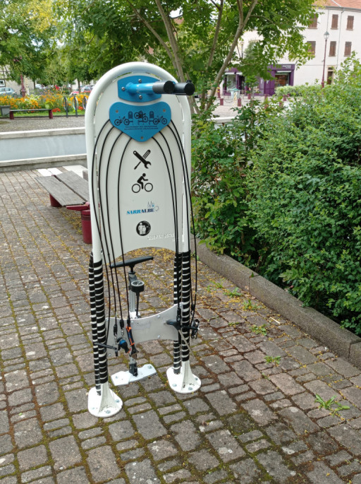 La ville de Sarralbe installe une borne de réparation de vélo