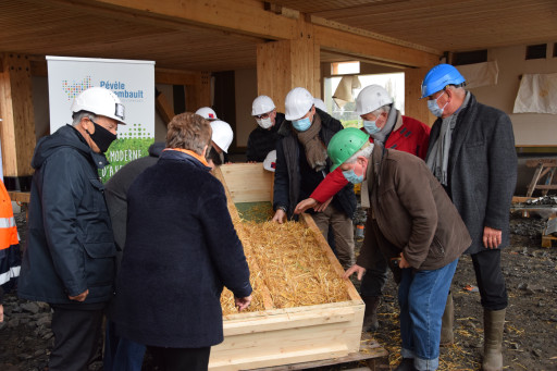 Ennevelin : pose de la première botte de paille de la Maison des entrepreneurs du Pévèle-Carembault