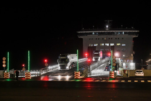 Entre Brexit et crise sanitaire, le port de Calais tient le cap