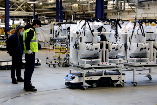 Les opérateurs de l’usine Stellantis de Sochaux inaugurent le nouvel atelier de montage