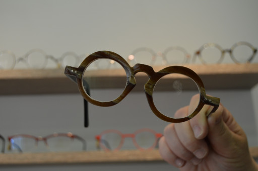 À Compiègne, l'Optique de la Flânerie fabrique des lunettes à la main
