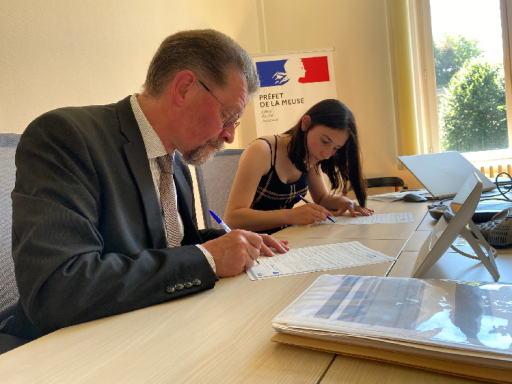 Christian Robbe-Grillet signe de nouveaux Contrats d'Engagement Jeunes