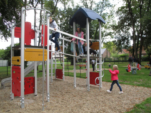 La ministre en charge des Collectivités territoriales Caroline Cayeux inaugure une aire de jeux pour enfants à Gricourt