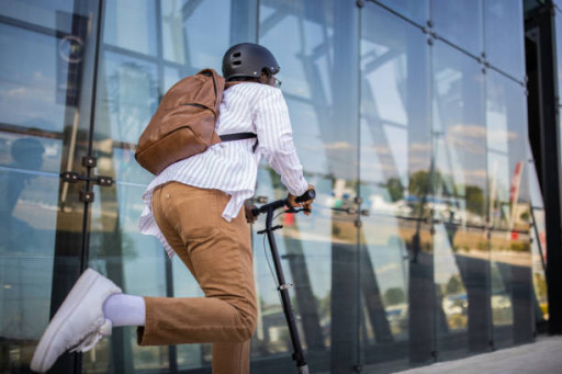 Aller au travail en trottinette électrique, oui, mais...