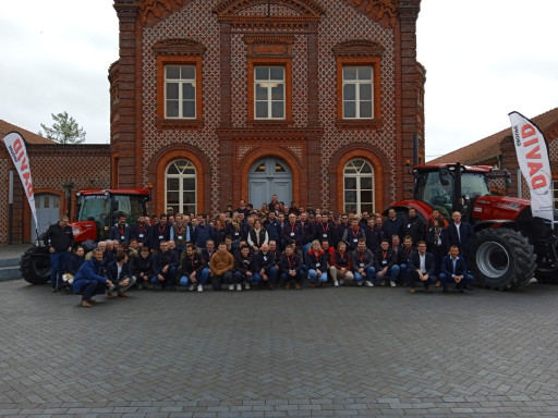 Séminaire du groupe David au Familistère de Guise : le champion cycliste Thomas Voeckler sur la scène du théâtre