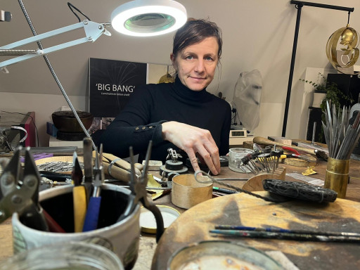 À Clères, Emilie Martin fait perdurer le savoir-faire des ciseleurs
