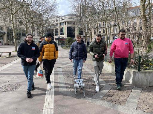 Le chien robot Thaïs déambule dans les rues de Saint-Dié-des-Vosges