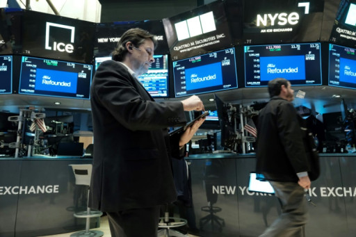 Wall Street termine en hausse lors d'une séance écourtée, Tesla tire le Nasdaq