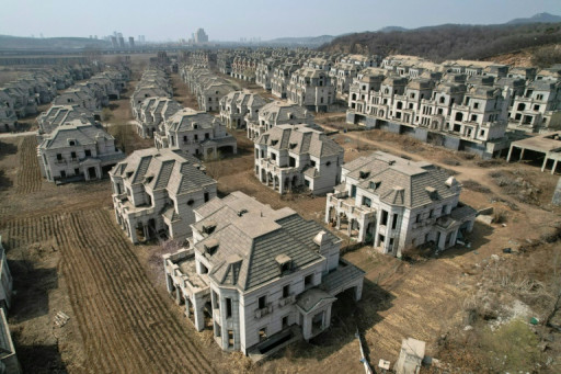 Chine: au milieu des villas de luxe inachevées, des vaches