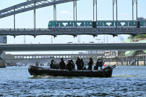 Répétition de la cérémonie des JO de Paris: convoi de bateaux en cours sur la Seine