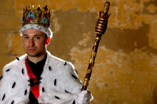 "Vous avez une couronne?" En France, faux prince et vraie vitrine