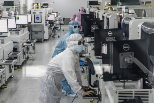 Biden limite les investissements dans les technologies, la Chine proteste