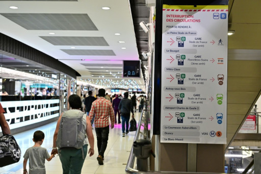 Fermeture du tronçon nord du RER B: beaucoup de flegme et des bus pour limiter la galère