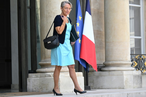 A Bormes-les-Mimosas, l'avertissement de Macron aux jeunes contre le "chaos" et la "désunion"