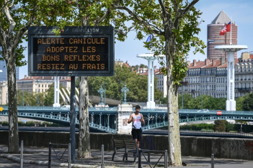 La vague de chaleur assomme une large moitié de l'Hexagone et va se poursuivre lundi