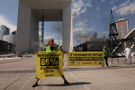 Climat: Greenpeace accuse les pétroliers européens de ne "rien faire" pour la transition