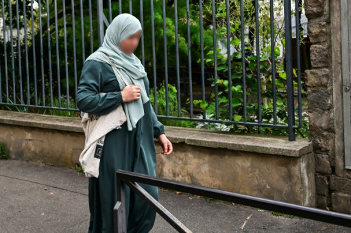 L'abaya, interdite à l'école, un symbole des frictions autour de la laïcité