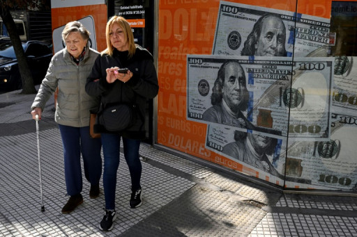 Dollarisation: avec le candidat Milei, une option à risque revient tenter les Argentins