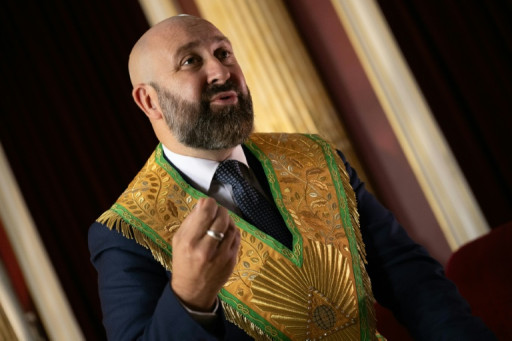 Inquiet pour 2027, le nouveau patron du Grand Orient de France prône de "réparer la République"