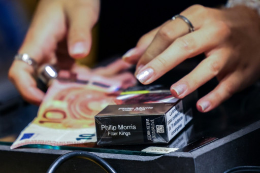 Pas de hausse de la fiscalité sur le tabac et la puff bientôt bannie, annonce Borne