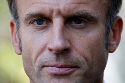 Macron pour une "tenue unique" à l'école