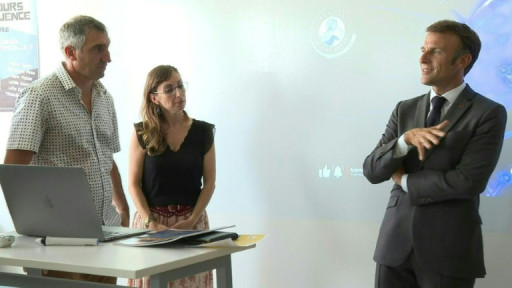 Travaux, sport: Macron poursuit le chantier de l'école