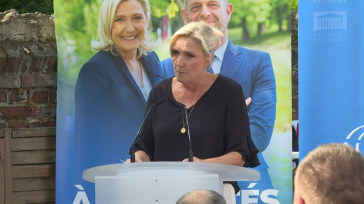 Le Pen fustige "le mélange de marketing et de malhonnêteté" de Macron