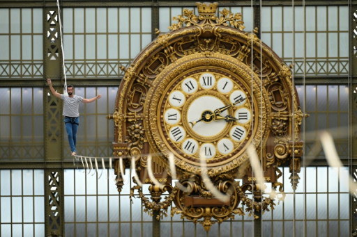 Un funambule et des danseurs-acrobates au coeur du musée d'Orsay