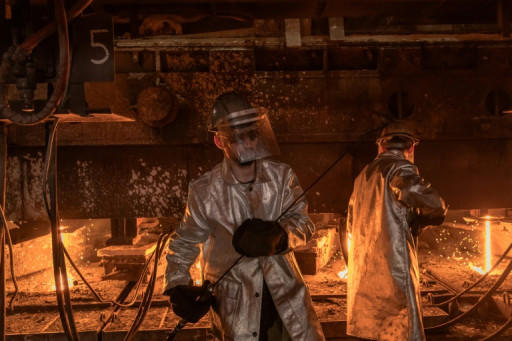 Ukraine: près du front, l'industrie sidérurgique lutte pour survivre