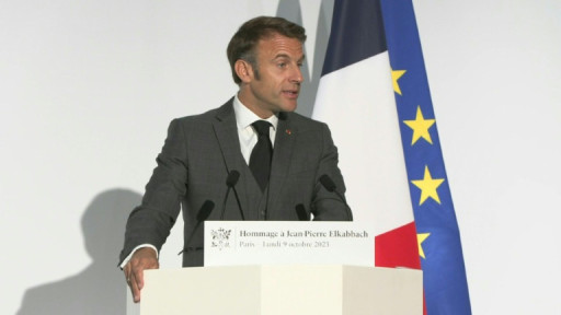 Macron loue en Jean-Pierre Elkabbach un "interviewer redoutable" lors d'un hommage contesté