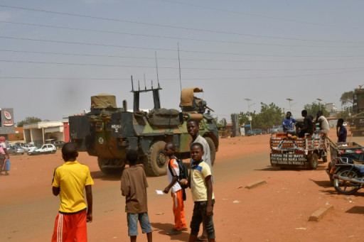 Niger: départ des premiers militaires français vers le Tchad, les Etats-Unis coupent leur aide