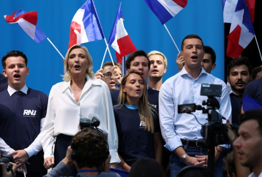 LFI considéré comme plus dangereux pour la démocratie que le RN, selon un sondage