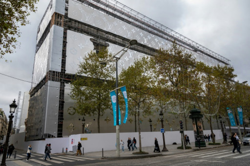 A Paris, des pubs géantes enrobent des bâtiments et divisent