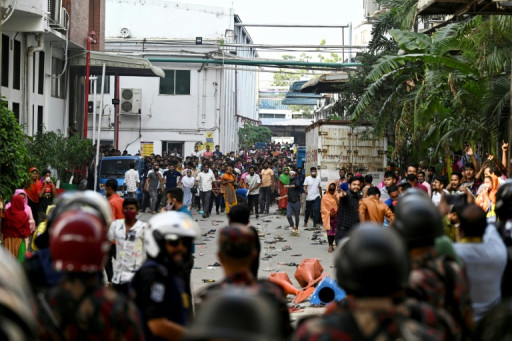 Bangladesh: affrontements entre la police et des milliers d'ouvriers du textile mobilisés pour leurs salaires