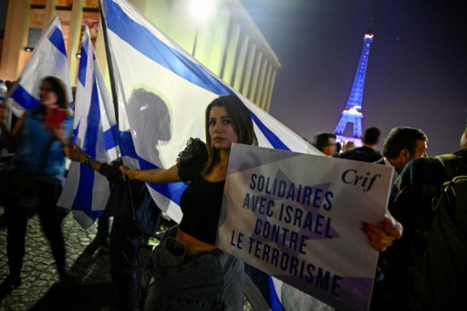Une foule immense rassemblée à Paris contre l'antisémitisme