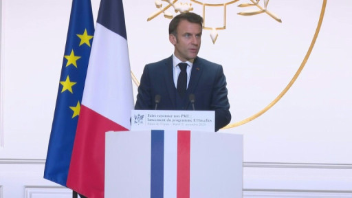 Plein emploi: "réveillez-vous", "nous n'y sommes pas!", lance Macron
