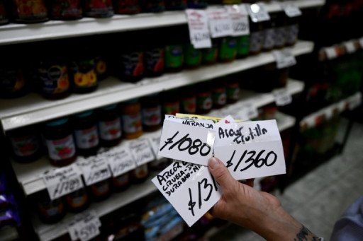 "Ca n'arrête pas": en attendant Milei, l'effrénée hausse des prix dans les commerces argentins