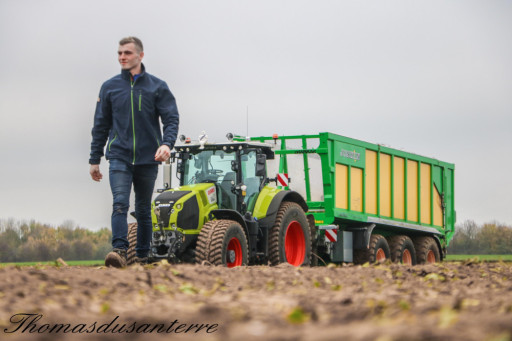 Lucas Loncke, salarié agricole, partage son quotidien sur les réseaux sociaux