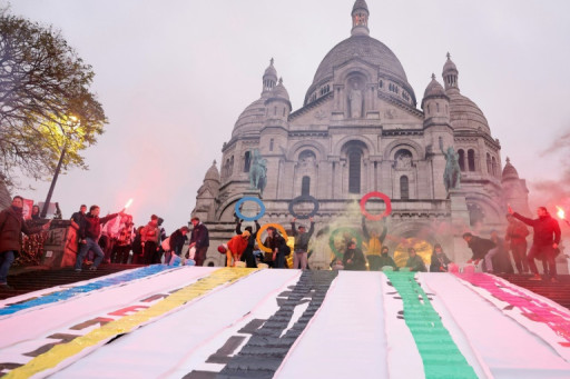Devant le Sacré-Coeur, des associations font craquer le "vernis" social des JO-2024